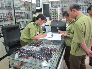Thu gần 1.000 kính mắt giả các nhãn hiệu nổi tiếng 1