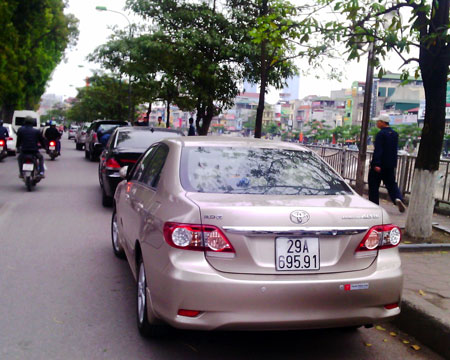 Đổ xô đi sang tên đổi chủ xe trước ngày áp phạt 3
