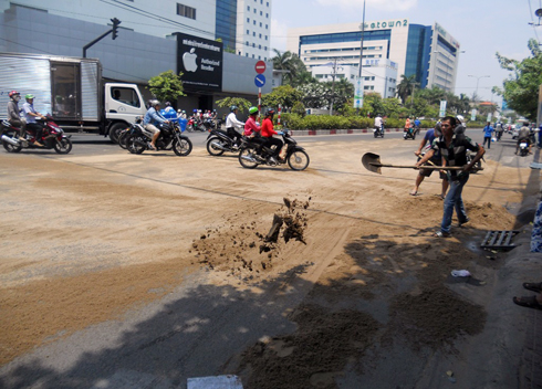 Hàng chục xe ngã nhào vì vết dầu trên đường 1