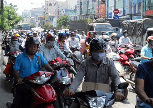 Hàng chục xe ngã nhào vì vết dầu trên đường 2