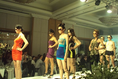 Người mẫu và “căn bệnh” thích khoe thân 1