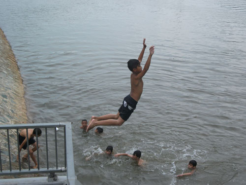 Lại lo nạn trẻ đuối nước mùa hè 1