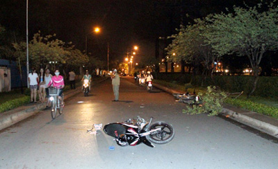 Xe máy đấu đầu, 2 thanh niên thương vong 2
