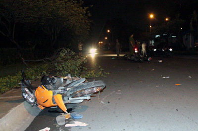 Xe máy đấu đầu, 2 thanh niên thương vong 1