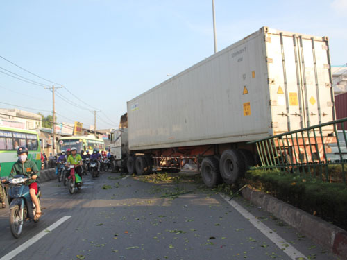 Container mất lái xuyên thủng dải phân cách 1