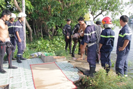 Nắm tay bạn gái nhảy sông, 1 nữ sinh viên chết đuối 2