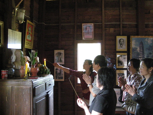 Bản Mạy, sáng mãi tình Người 1