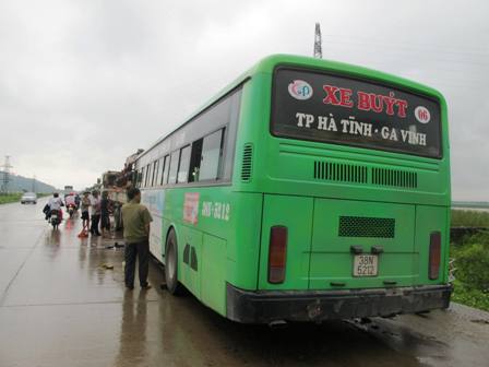 Xe buýt đâm đuôi xe tải, tài xế nhập viện 1