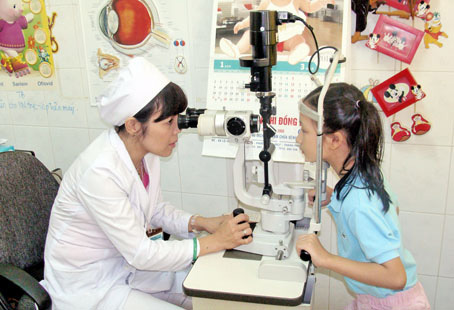 Ðể trẻ không bị cận nặng hơn 1 Ðể trẻ không bị cận nặng hơn 1