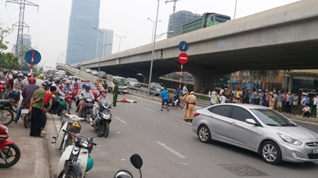 Hai chị em chở nhau về quê, một người bị ô tô cán chết 1