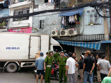 Bị xe tải tông khi đang ngồi… trong nhà 1