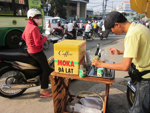 Nở rộ cà phê take away ở TP HCM 1