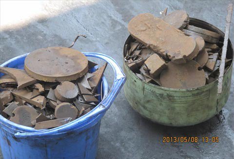 Nhồi sắt phế liệu vào xe chở hàng sân bay Nội Bài 1