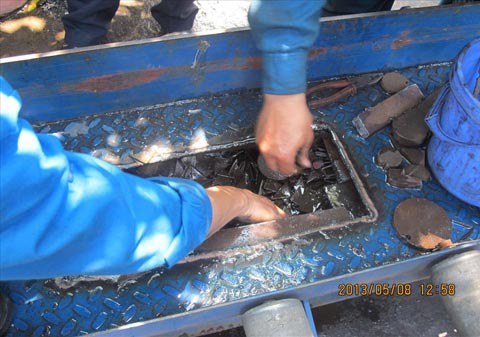 Nhồi sắt phế liệu vào xe chở hàng sân bay Nội Bài 2