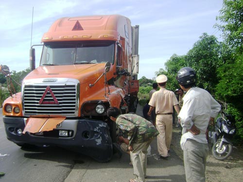 Container đâm xe tải, 1 người trọng thương 1