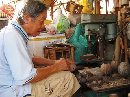 Người đàn ông thổi hồn cho sọ dừa 1