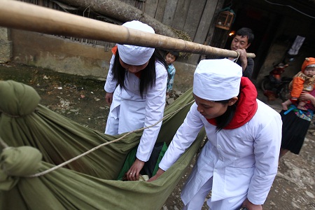 Áo trắng cắm bản 2
