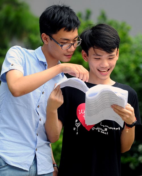 Hơn 140 trường công bố điểm thi 1