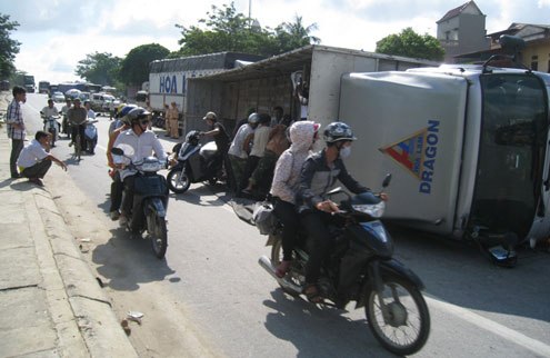Ôtô tải chở 40 xe tay ga lật ngang đường 1