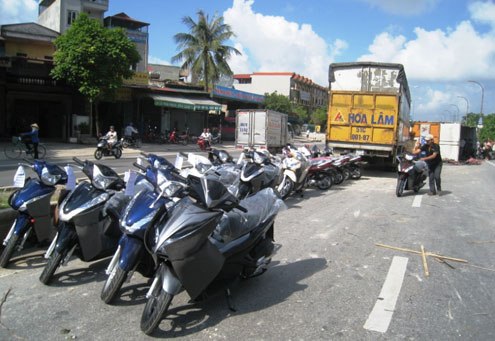 Ôtô tải chở 40 xe tay ga lật ngang đường 2