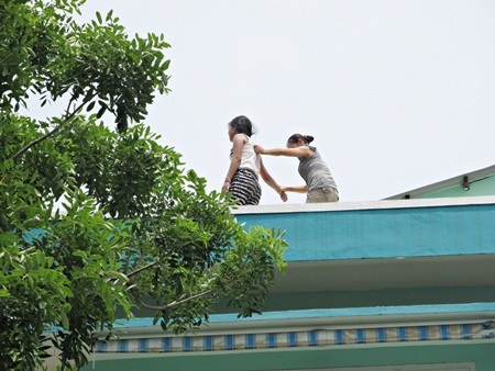 Bé gái chênh vênh trên tầng thượng trường mầm non  1