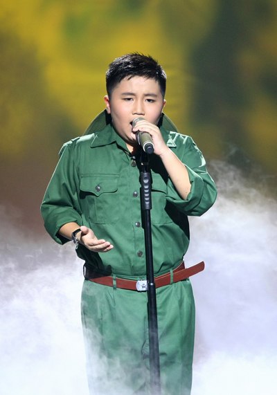 Quang Anh “xô đổ” tượng đài Tùng Dương 4