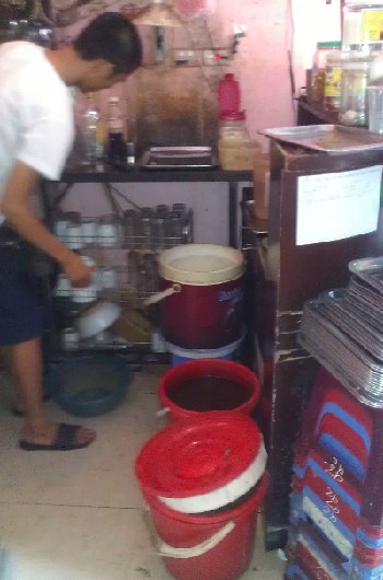 Hãi hùng 'công nghệ' chế biến trà đá trà chanh vỉa hè 2
