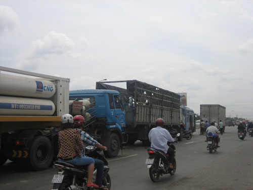 Tông xe liên hoàn, hàng chục hành khách hốt hoảng 1