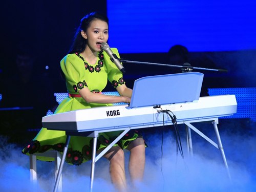 Quang Anh “xô đổ” tượng đài Tùng Dương 2