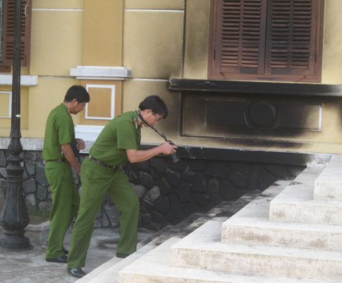 Tự thiêu ngay trụ sở tòa án 3 Tự thiêu ngay trụ sở tòa án 3