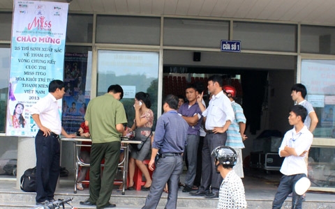 Bắt quả tang Miss ITgo VN bán vé mời in dấu chìm Trung Quốc 1