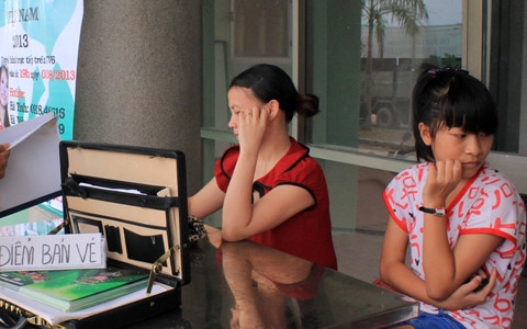 Bắt quả tang Miss ITgo VN bán vé mời in dấu chìm Trung Quốc 2