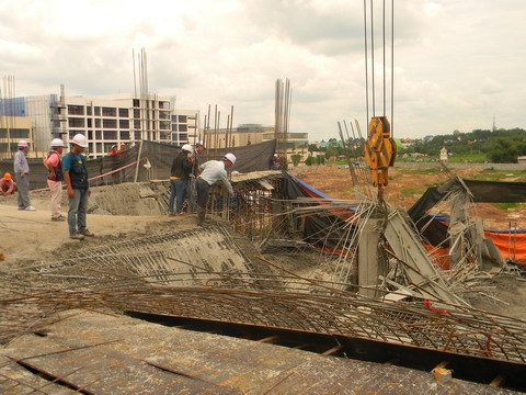 Sập sàn bê tông, nhiều người hoảng loạn 1