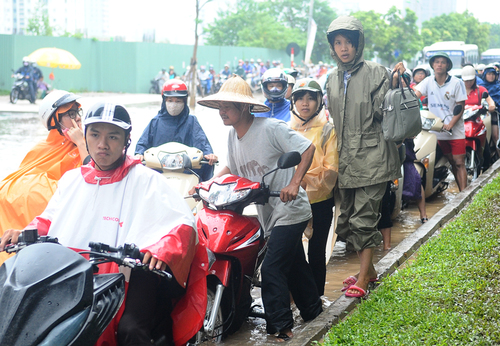 Công sở Hà Nội nháo nhào ngày mưa lụt 1