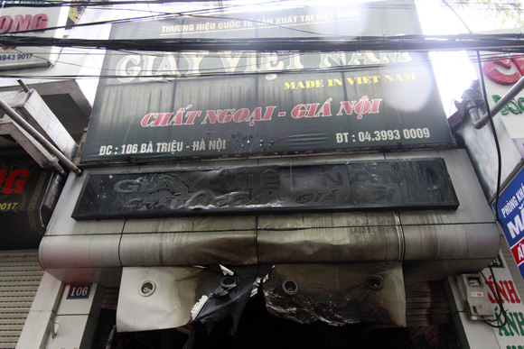 Cháy lớn thiêu rụi cửa hàng giày da trên phố Bà Triệu 1