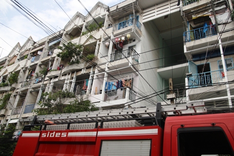 Cháy lớn chung cư Sài Gòn, dân ôm của tháo chạy 1