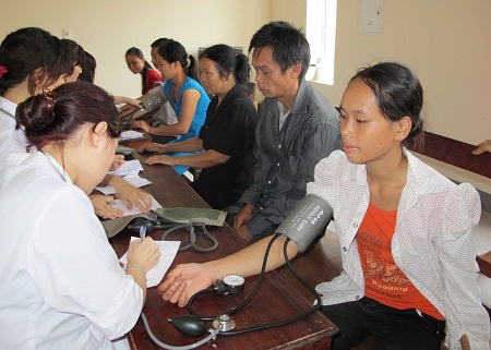Ngành y tế nỗ lực cứu người dân trong bão lũ 1