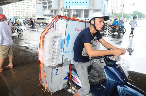 Công sở Hà Nội nháo nhào ngày mưa lụt 2
