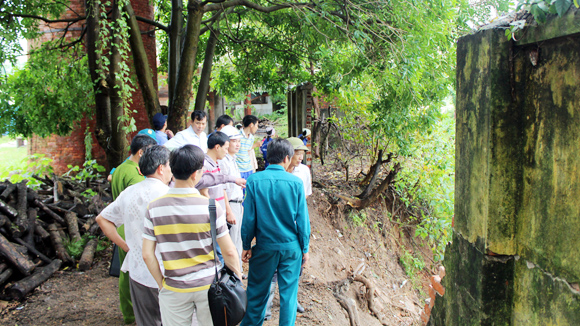 Hàng chục hộ dân bị đe dọa 2