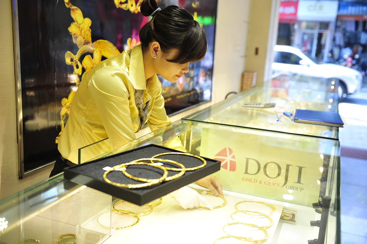 Chênh mua bán vàng còn 100.000 đồng 1