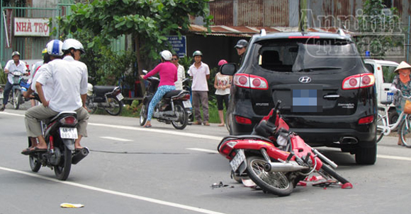 Lao đầu vào ôtô, một thanh niên nhập viện cấp cứu 1