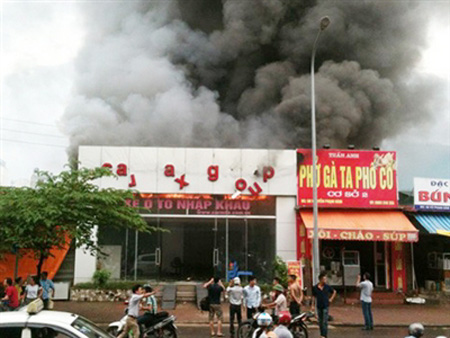 Cháy lớn tại gara ô tô ở Hà Nội 1 Cháy lớn tại gara ô tô ở Hà Nội 1