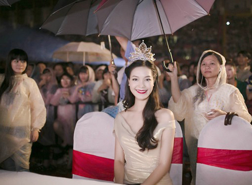 Thùy Dung bỏ diễn catwalk cùng trai đẹp Ảrập Omar 1