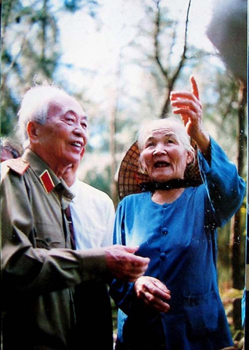 Bác lại về với sông núi quê mình...  1