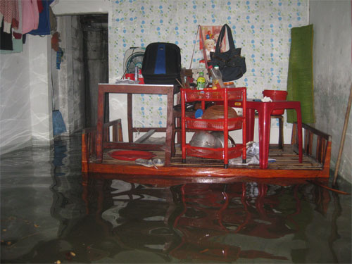 Mưa lớn làm ngập hàng trăm nhà dân 2