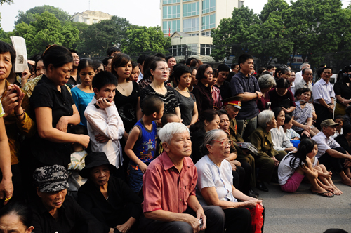 Người dân thành kính bên ngoài nhà tang lễ 1 Người dân thành kính bên ngoài nhà tang lễ 1