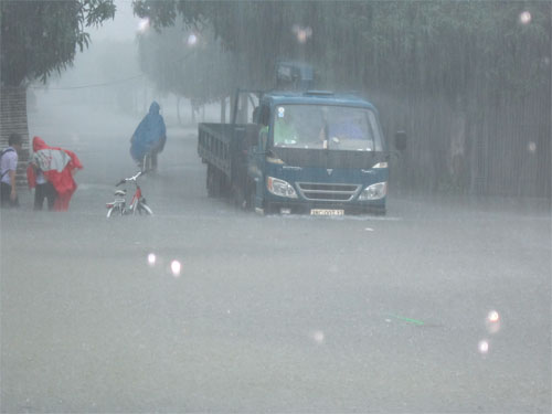 Mưa lớn làm ngập hàng trăm nhà dân 1