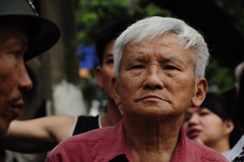 Người dân thành kính bên ngoài nhà tang lễ 2 Người dân thành kính bên ngoài nhà tang lễ 2