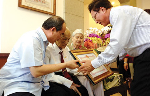 Làm khoa học là để phục vụ cách mạng, phục vụ nhân dân (08/10/2013) 1