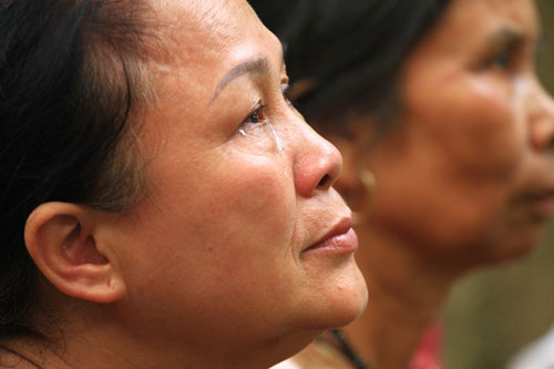 Người dân thành kính bên ngoài nhà tang lễ 11 Người dân thành kính bên ngoài nhà tang lễ 11